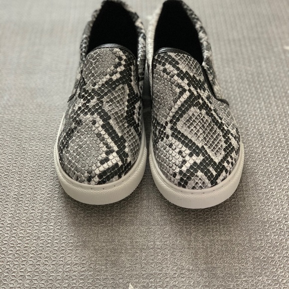 Women sneakers - Black & white snake skin - Picture 2 of 3